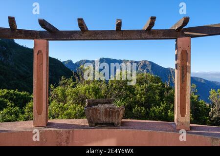 point de vue élevé sur l'île de madère avec une véranda en pierre encadrement des montagnes dans le fond bleu clair journée du ciel Banque D'Images