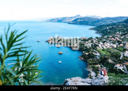 Vue imprenable sur le littoral de Cefalù sur la Sicile à Italie Banque D'Images