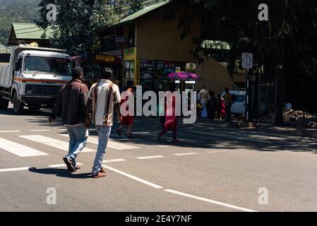 Habitants cinghalais du sri lanka marchant dans les rues du quartier des affaires de Nuwara Eliya, Nuwaraeliya. Sri Lanka. Banque D'Images