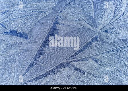 Motif de givre sur un matin froid d'hiver sur le capot d'une voiture Banque D'Images