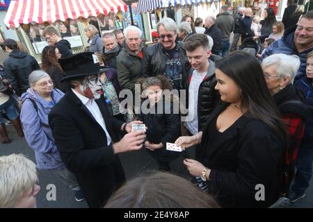 Tamfest Ayr, Ayrshire, Écosse, Royaume-Uni 29 octobre 2017. Le premier festival d'Halloween familial d'Ayrshire. Enraciné dans le patrimoine et inspiré par le poème apocryphe Tam o’ Shanter de Robert Burns, Tamfest est un festival différent de tout autre! Chaque année, une ligne du poème épique est choisie comme sous-thème pour garder le festival frais et offrir un nouvel aperçu des personnages et explorer l'histoire du Tam o' Shanter. Michael Neto réalise des tours de magie en gros plan et des tours de cartes Banque D'Images