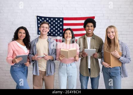 Gadgets numériques et livres pour l'apprentissage à distance de l'anglais Banque D'Images
