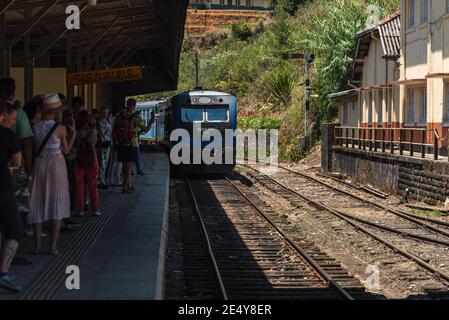 NONU Oya à Ella train arrivant à la gare de Nanu Oya au Sri Lanka. Passagers en attente au plattform Banque D'Images