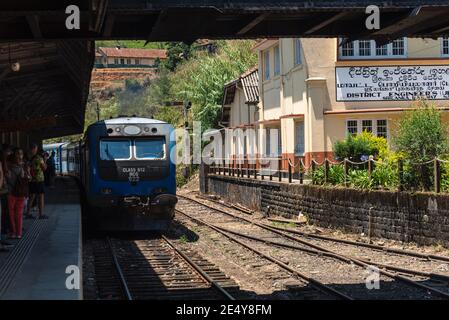 NONU Oya à Ella train arrivant à la gare de Nanu Oya au Sri Lanka. Passagers en attente au plattform Banque D'Images