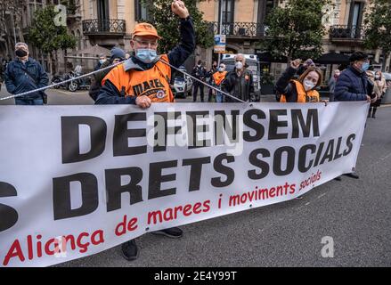 Barcelone, Espagne. 25 janvier 2021. Les manifestants portant des masques faciaux et des gilets de marée orange des retraités affichent une bannière pendant le rallye.la Marea Pensionista (le retraité Tide), une organisation qui rassemble les retraités, s'est réunie devant la délégation gouvernementale de l'Espagne à Barcelone pour défendre le droit aux pensions et exiger des services publics gratuits. Crédit : SOPA Images Limited/Alamy Live News Banque D'Images