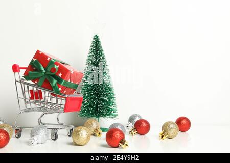 Panier avec boîte de Noël et accessoires sur fond blanc Banque D'Images