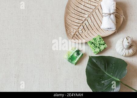 Spa encore vie avec savon, serviette, feuille et sel de mer arrosé vue sur le dessus. Concept d'hygiène et de beauté. Banque D'Images