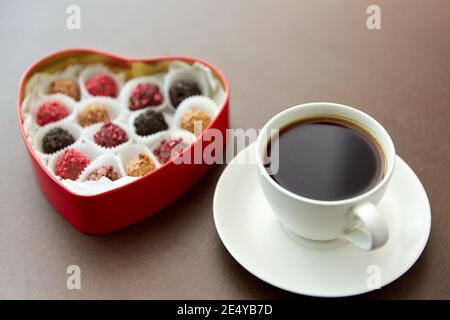 bonbons en boîte de chocolat en forme de cœur et café Banque D'Images