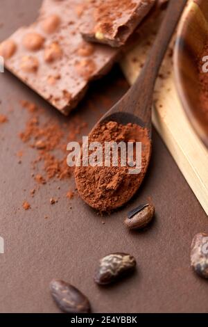 poudre de cacao sur cuillère en bois avec chocolat Banque D'Images