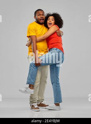 un couple afro-américain effrayant s'embrasse Banque D'Images