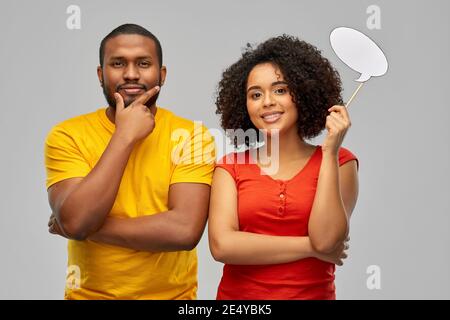 couple afro-américain avec bulle de discours vide Banque D'Images