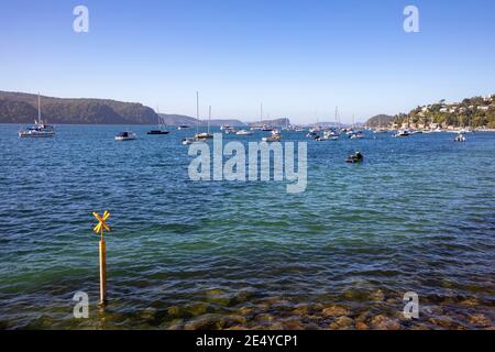 Pittwater sur les plages du nord de Sydney, Nouvelle-Galles du Sud, Australie avec des bateaux et des yachts amarrés et vue sur le parc national Ku Ring Gai Chase Banque D'Images