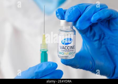 Vaccin Pfizer et Biontech et seringue jetable pour injection dans les mains des médecins. Prévention du coronavirus, SRAS-cov-2, Covid-19, janvier 2021, San Banque D'Images