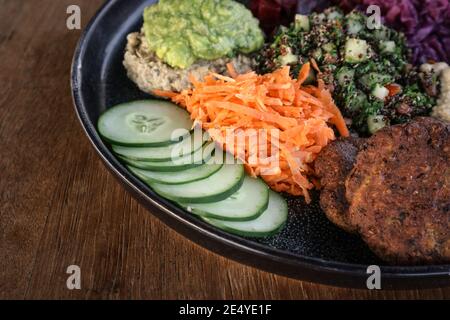 Plat de mezze avec houmous, bababaganoush, tabouli, purée d'avocat, cornichon, betterave et dosa sans gluten. Banque D'Images