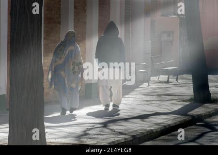 VALENCE, ESPAGNE - 15 janvier 2021 : un couple marocain se promenant dans les rues de Valence, Espagne, dans les morts de l'hiver Banque D'Images