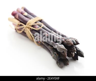 Asperges violettes fraîches isolées sur fond blanc Banque D'Images