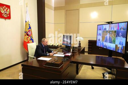 Le président russe Vladimir Poutine préside une réunion de vidéo conférence sur la mise en œuvre de projets d'intégration dans l'Union économique eurasienne à partir de la résidence d'État de Novo-Ogaryov le 20 janvier 2021 en dehors de Moscou, Russie. Banque D'Images