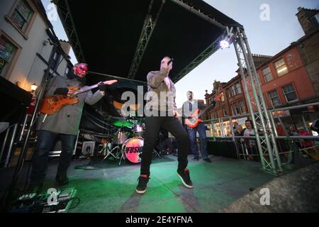 Tamfest Ayr, Ayrshire, Écosse, Royaume-Uni 29 octobre 2017. Le premier festival d'Halloween familial d'Ayrshire. Enraciné dans le patrimoine et inspiré par le poème apocryphe Tam o’ Shanter de Robert Burns, Tamfest est un festival différent de tout autre! Chaque année, une ligne du poème épique est choisie comme sous-thème pour garder le festival frais et offrir un nouvel aperçu des personnages et explorer l'histoire du Tam o' Shanter. Le groupe Fushion joue en direct Banque D'Images