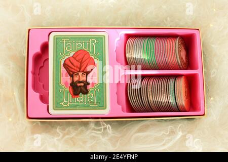 LONDRES, ROYAUME-UNI - 03 mars 2019: Le jeu Jaipur par Gameworks. Un jeu populaire à deux joueurs. La boîte du jeu de cartes sans couvercle révèle le contenu Banque D'Images