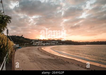 St Brelades Bay Channel Island Jersey coucher de soleil lever de soleil à l'aube stupéfiant vibrant orange ciel belle plage de sable de bord de mer matin soir hôtel mer d'or Banque D'Images