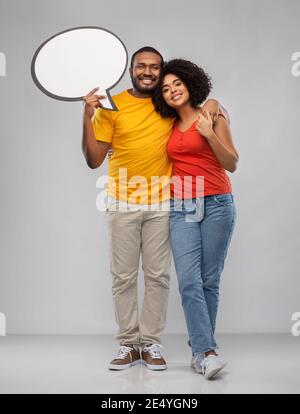 couple afro-américain avec bulle de discours vide Banque D'Images