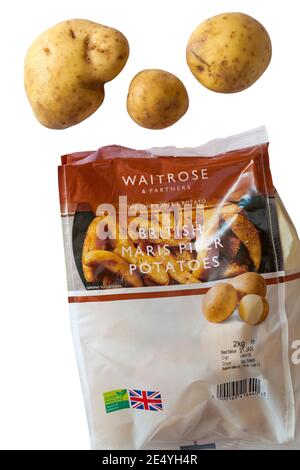 Sac de pommes de terre Waitrose British Maris Piper ouvert pour montrer contenu défini sur fond blanc Banque D'Images