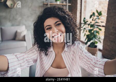 Photo portrait de jolie fille drôle montrant la langue prenant selfie parler en chat vidéo en intérieur Banque D'Images