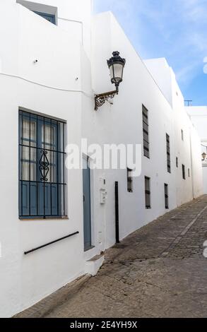 'Vejer de la Frontera, Espagne - 17 janvier 2021 : escalier menant à une ruelle étroite dans le centre-ville historique de Vejer de la FronteraVejer de Banque D'Images