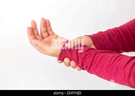 Homme souffrant de douleurs au poignet à cause de l'arthrite, du rhumatisme ou de la crache. Concept de soins de santé Banque D'Images