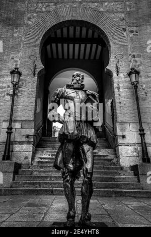 Miguel de Cervantes, statue du plus grand auteur espagnol de tous les temps, à la porte d'Arco de la Sangre, à Tolède, Castilla la Mancha, Espagne, Europe Banque D'Images