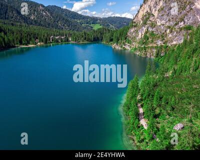 Vue aérienne sur le lac de Braies, Pragser Wildsee est un lac dans les Dolomites de Prags, dans le Tyrol du Sud, en Italie. Personnes marchant et trekking le long des chemins Banque D'Images