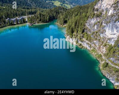 Vue aérienne sur le lac de Braies, Pragser Wildsee est un lac dans les Dolomites de Prags, dans le Tyrol du Sud, en Italie. Personnes marchant et trekking le long des chemins Banque D'Images