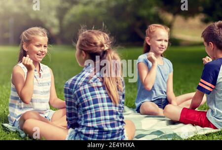 Happy kids playing roche-papier-ciseaux jeu Banque D'Images