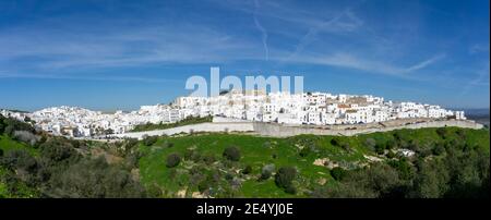 Vejer de la Frontera, Espagne - 17 janvier 2021 : panorama du village andalou historique blanchi à la chaux de Vejer de la Frontera Banque D'Images