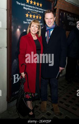 Fay Ripley et son invité assistent à la première soirée de presse au Ambassadeurs Theatre, Londres. Banque D'Images