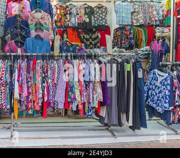 Vêtements colorés pour femmes suspendus aux rails de Hong Kong Banque D'Images