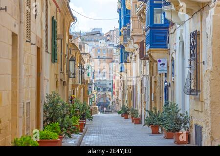 Rue étroite typique avec des escaliers dans la ville de Valetta sur l'île de Malte. 15 mai 2019 Banque D'Images