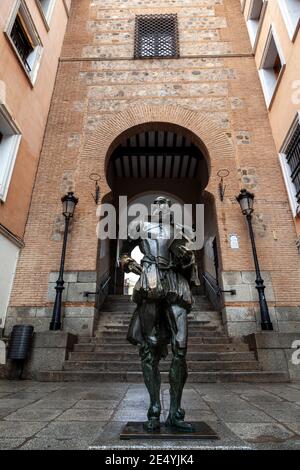 Miguel de Cervantes, statue du plus grand auteur espagnol de tous les temps, à la porte d'Arco de la Sangre, à Tolède, Castilla la Mancha, Espagne, Europe Banque D'Images