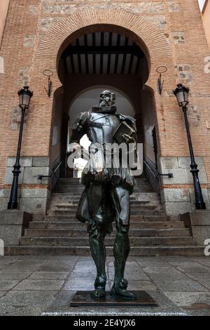 Miguel de Cervantes, statue du plus grand auteur espagnol de tous les temps, à la porte d'Arco de la Sangre, à Tolède, Castilla la Mancha, Espagne, Europe Banque D'Images