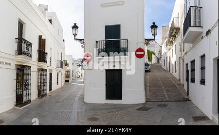 Vejer de la Frontera, Espagne - 17 janvier 2021 : ruelles étroites dans le vieux centre historique de Vejer de la Frontera Banque D'Images