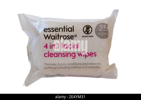 lot de lingettes de nettoyage pour le visage Essential Waitrose 4 en 1 isolé sur fond blanc - nettoie les conditions de tons et élimine maquillage Banque D'Images