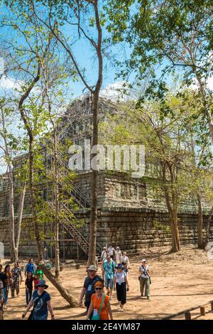 Vue sur la pyramide à sept niveaux du site du temple de Prasat Thom de Koh Ker, région de Preah Vihear, Cambodge, Asie Banque D'Images