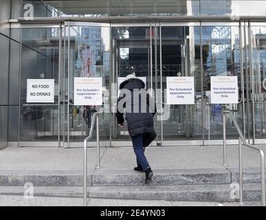 New York City, Etats-Unis, 25 janvier 2021 : une femme entre au Centre de congrès Jacob K. Javits car les vaccins COVID-19 continuent d'être administrés dans le Centre de congrès de New York le lundi 25 janvier 2021. L'État de New York prévoit qu'il aura plus de vaccin contre le COVID plus tard cette semaine et qu'il aura déjà administré 88 pour cent des doses reçues. Le Javits Convention Center, qui a servi d'hôpital de campagne massif au printemps dernier, lorsque la ville de New York a été l'épicentre de la pandémie, sert maintenant d'immense centre de distribution de vaccins. Photo de John Angelillo/UPI crédit: UPI/Alamy Live N Banque D'Images