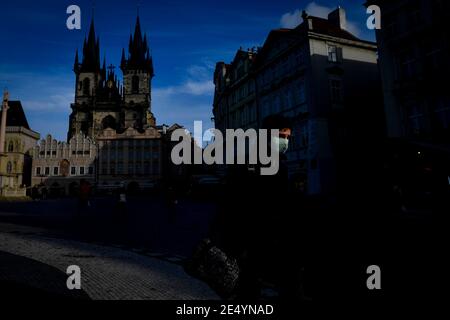 Prague, République tchèque. 25 janvier 2021. Un homme porte un masque pour se protéger contre la propagation du coronavirus, 25 janvier 2021 près de l'horloge astronomique de Prague sur la place de la Vieille ville, à Prague, République Tchèque. Crédit : vit Simanek/CTK photo/Alay Live News Banque D'Images