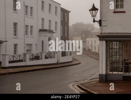 Harrow on the Hill High Street dans un matin brumeux, Angleterre Banque D'Images