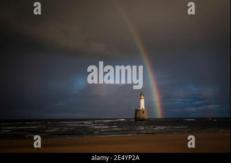 Un arc-en-ciel se forme au-dessus de la mer du Nord, au-dessus du phare de Rattray Head, près de Peterhead, Aberdeenshire. Date de la photo: Lundi 25 janvier 2021. Banque D'Images