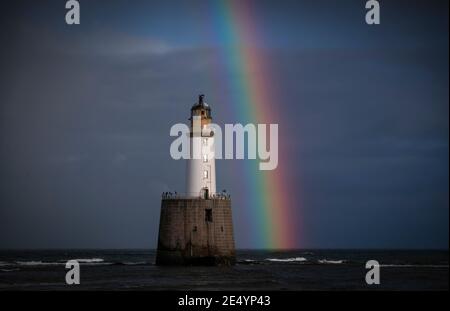 Un arc-en-ciel se forme au-dessus de la mer du Nord, au-dessus du phare de Rattray Head, près de Peterhead, Aberdeenshire. Date de la photo: Lundi 25 janvier 2021. Banque D'Images