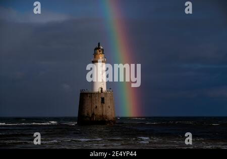 Un arc-en-ciel se forme au-dessus de la mer du Nord, au-dessus du phare de Rattray Head, près de Peterhead, Aberdeenshire. Date de la photo: Lundi 25 janvier 2021. Banque D'Images