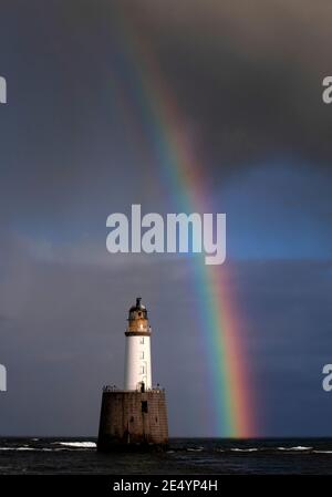 Un arc-en-ciel se forme au-dessus de la mer du Nord, au-dessus du phare de Rattray Head, près de Peterhead, Aberdeenshire. Date de la photo: Lundi 25 janvier 2021. Banque D'Images