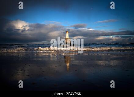 Le phare de Rattray Head, se dresse en mer du Nord au large de la côte près de Peterhead, Aberdeenshire. Date de la photo: Lundi 25 janvier 2021. Banque D'Images